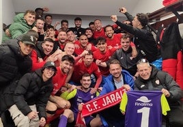 Los jugadores, técnicos y seguidores celebrando el triunfo tras el choque contra el Calamonte.