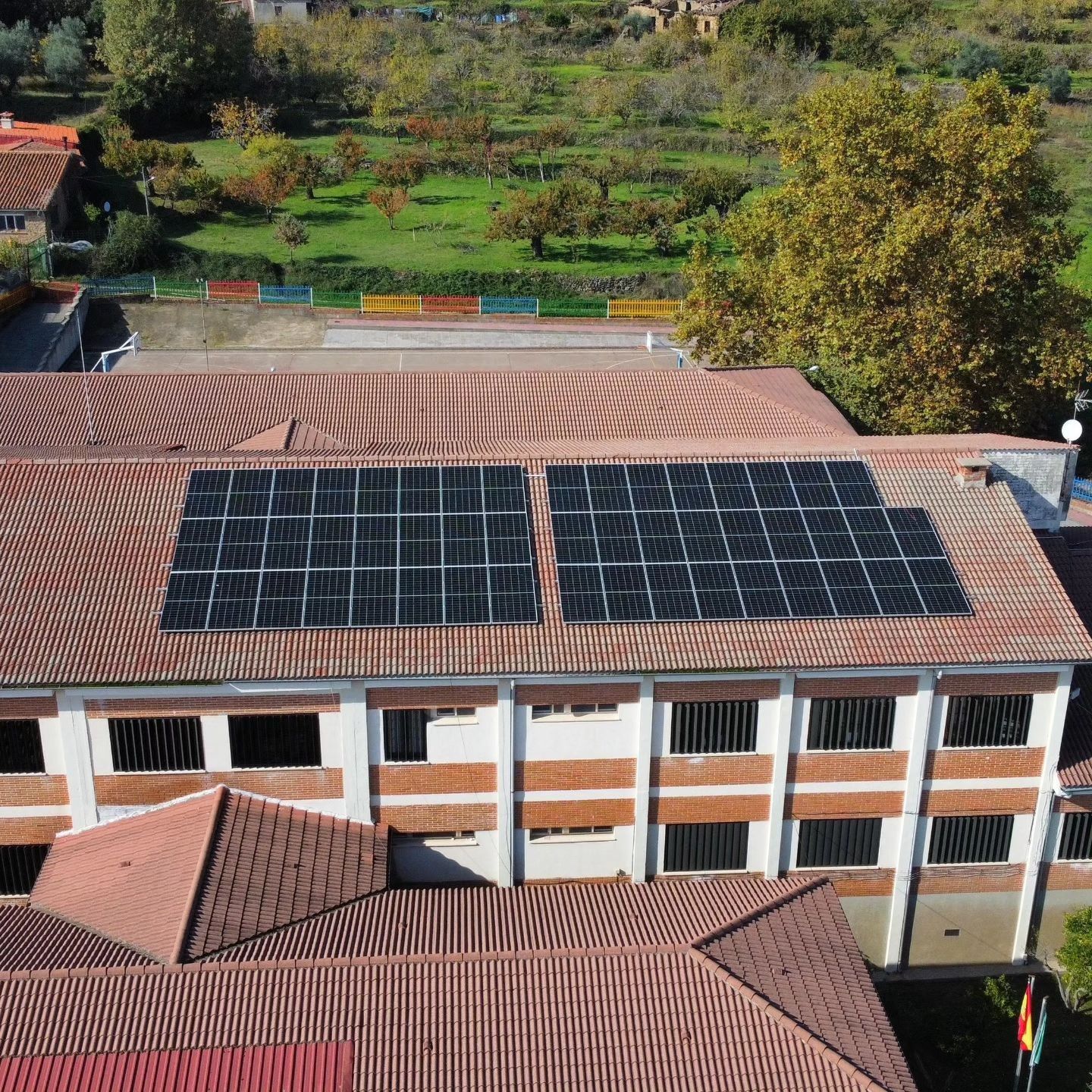 Colegio Gregoria Collado con las placas en el tejado.