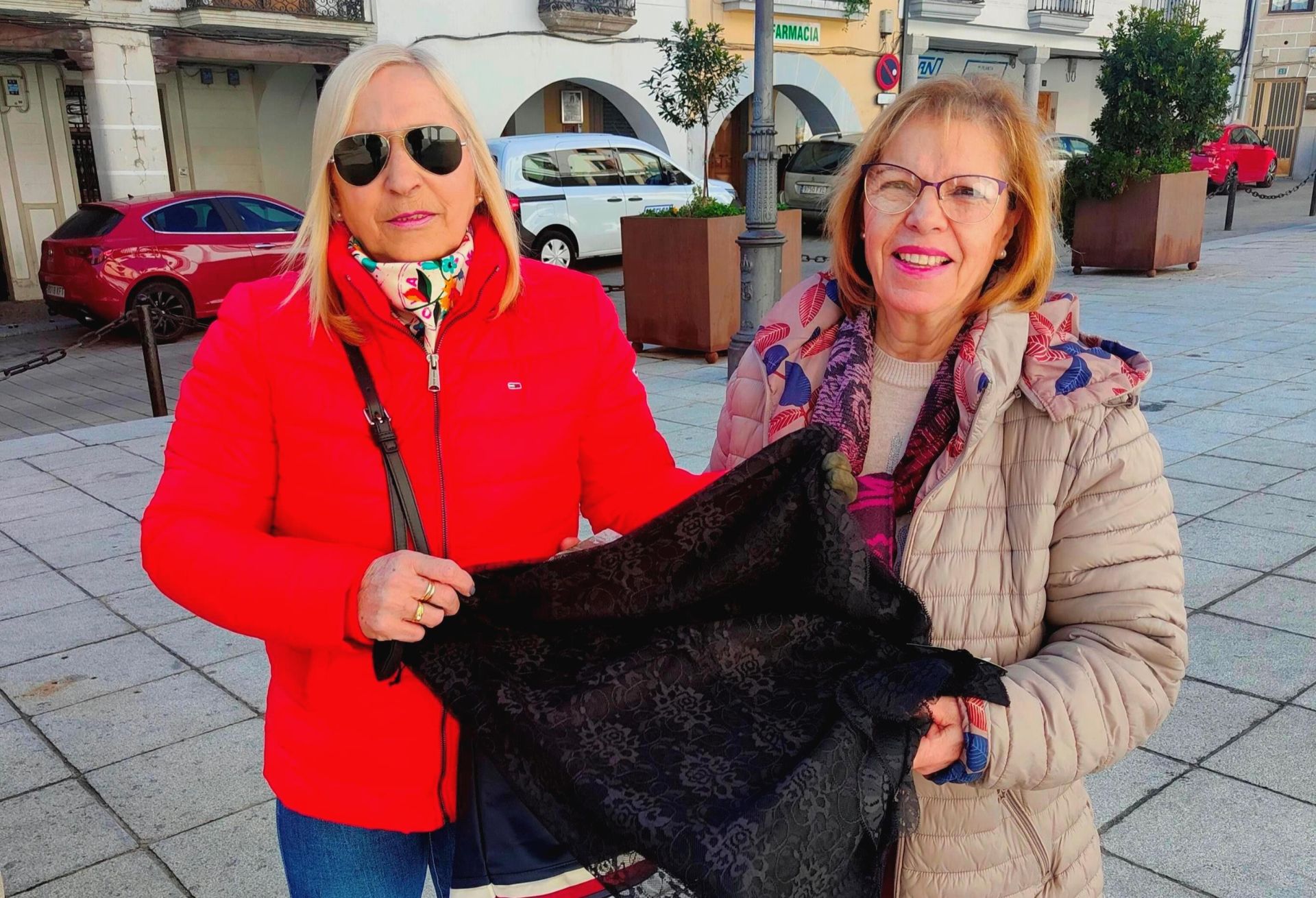 Valentina Maquedano entrega la mantilla a Concepción Sáez.