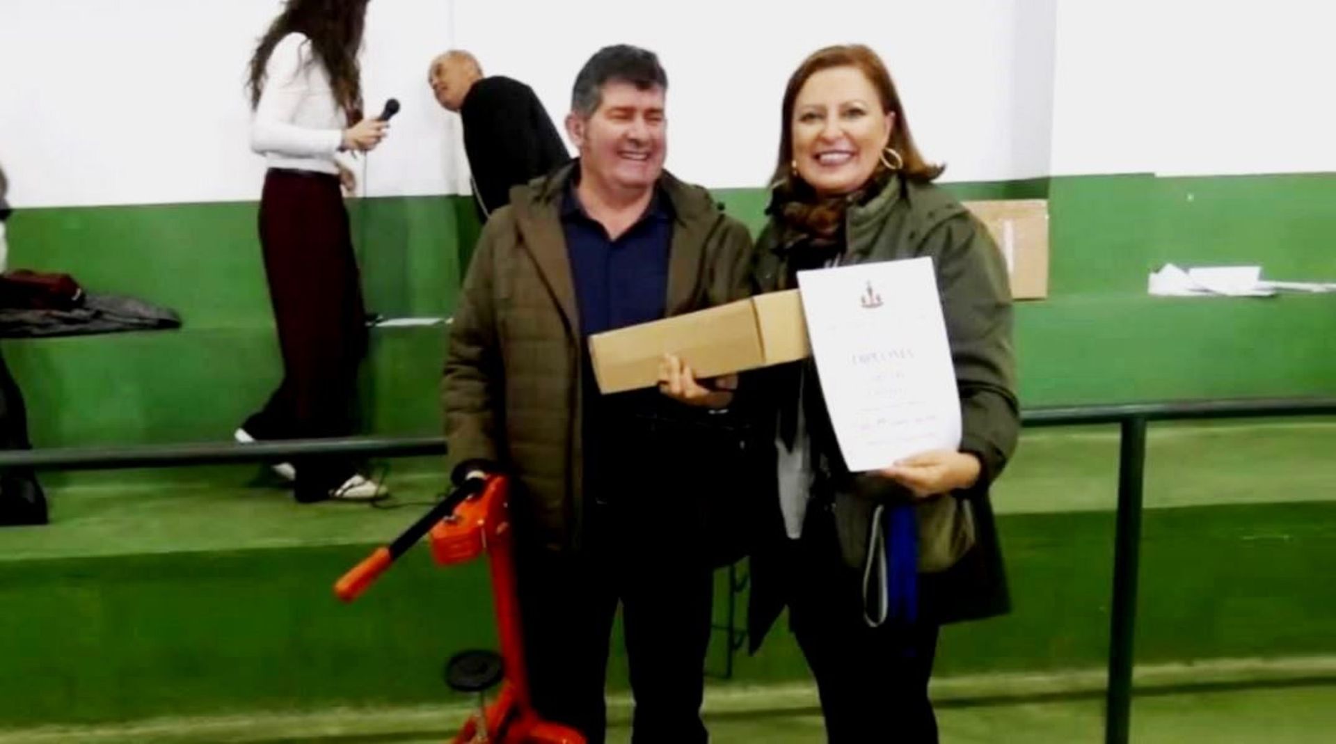 Pedro M. Calero recibe el premio de manos de la concejala de Cultura, Montserrat López.