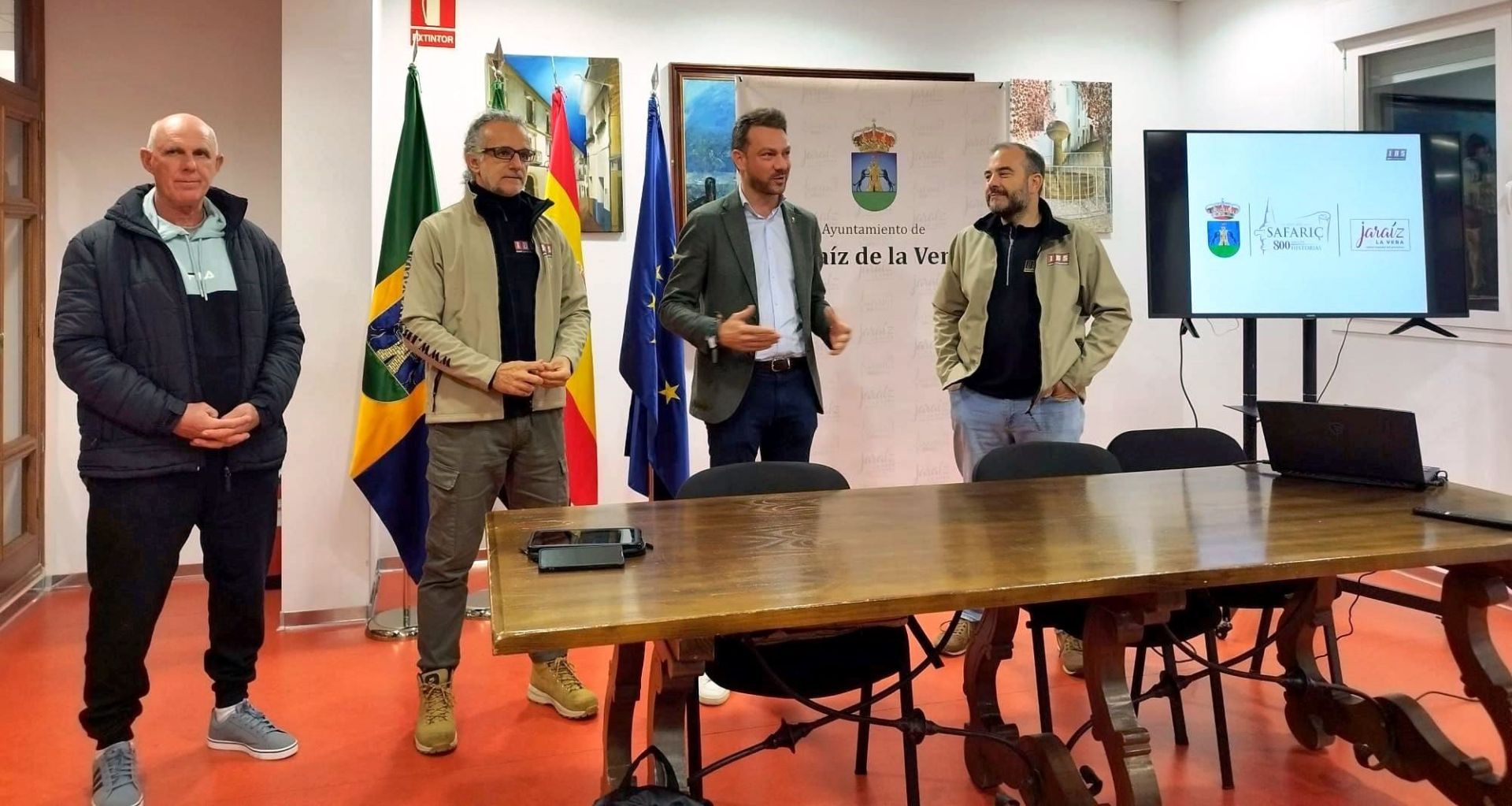 Rufo Sánchez y Reyes Calzas junto a Luis Miguel Núñez, dando la bienvenida a los motoristas.