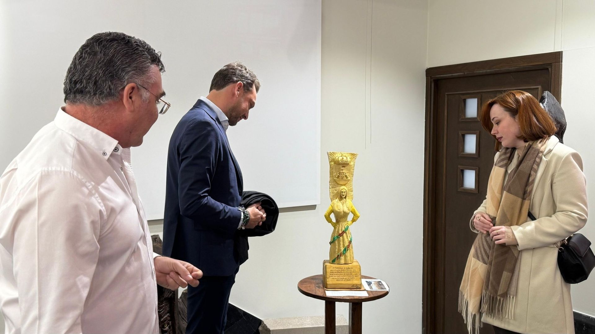 Ramos, el alcalde, Luis Miguel Núñez; y la concejala de Turismo, Sara García, junto a la estatuilla de la mujer pimentonera.