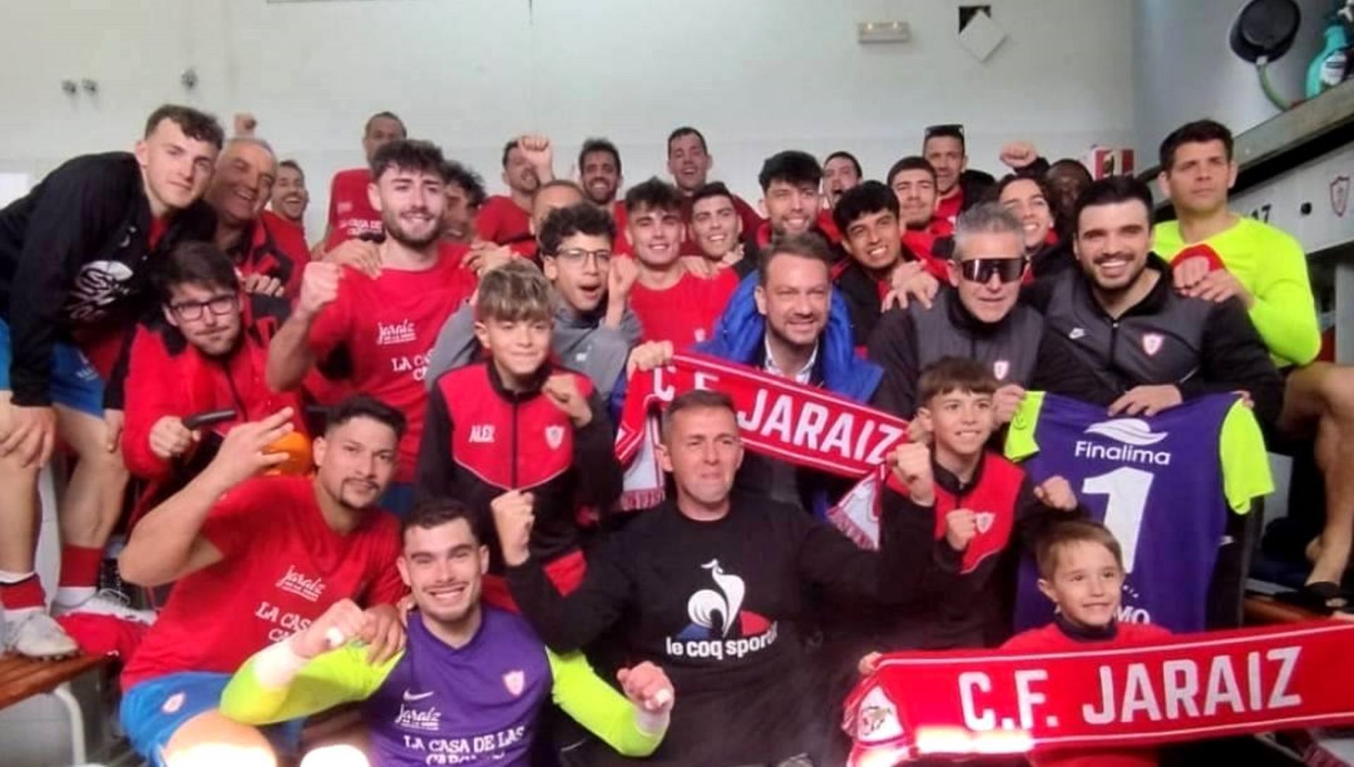 Jugadores, técnicos, directivos y aficionados celebrarn en el vestuario la victoria ante el Olivenza.