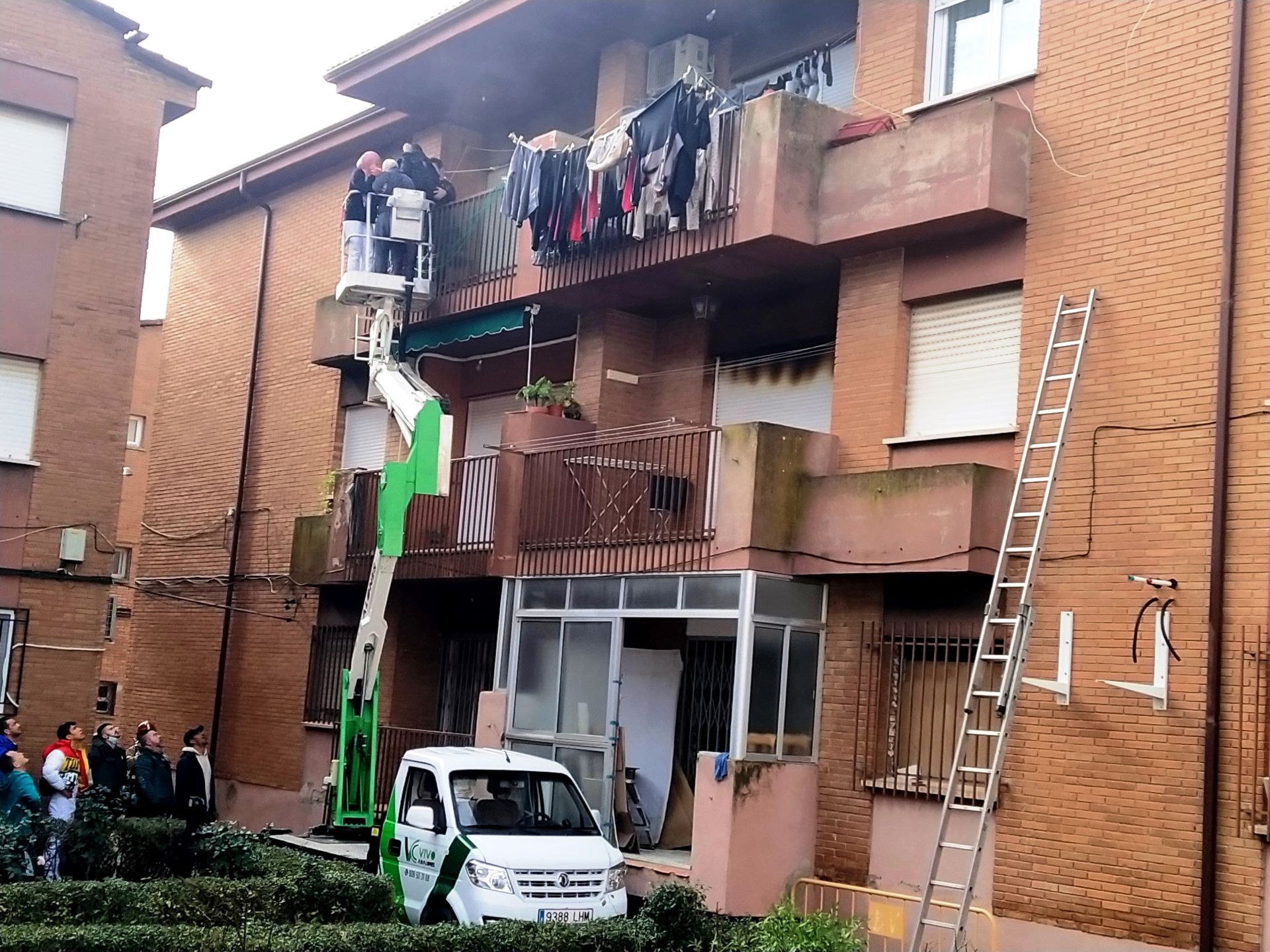 Evacuacines en la parte trasera y en la avenida de la Montaña.