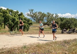 Los corredores del cross, el pasado año, llegando a la dehesa.