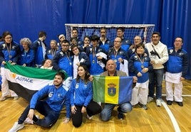 Los medallistas en parakarate con los monitores y acompañante con la bandera de Jaraíz.
