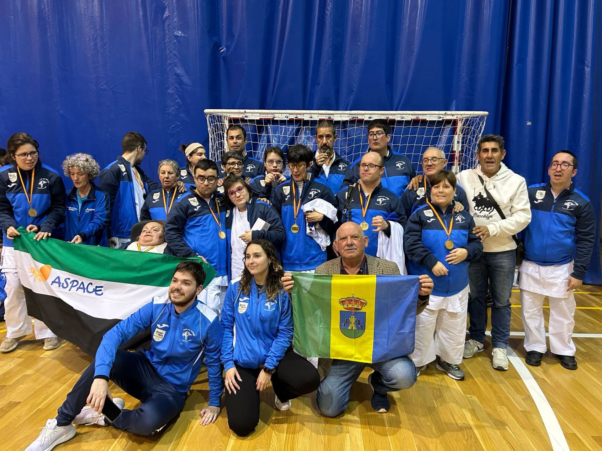 Los medallistas en parakarate con los monitores y acompañante con la bandera de Jaraíz.