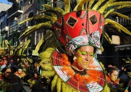 Uno de los desfiles de peñas y comparsas del pasado año.