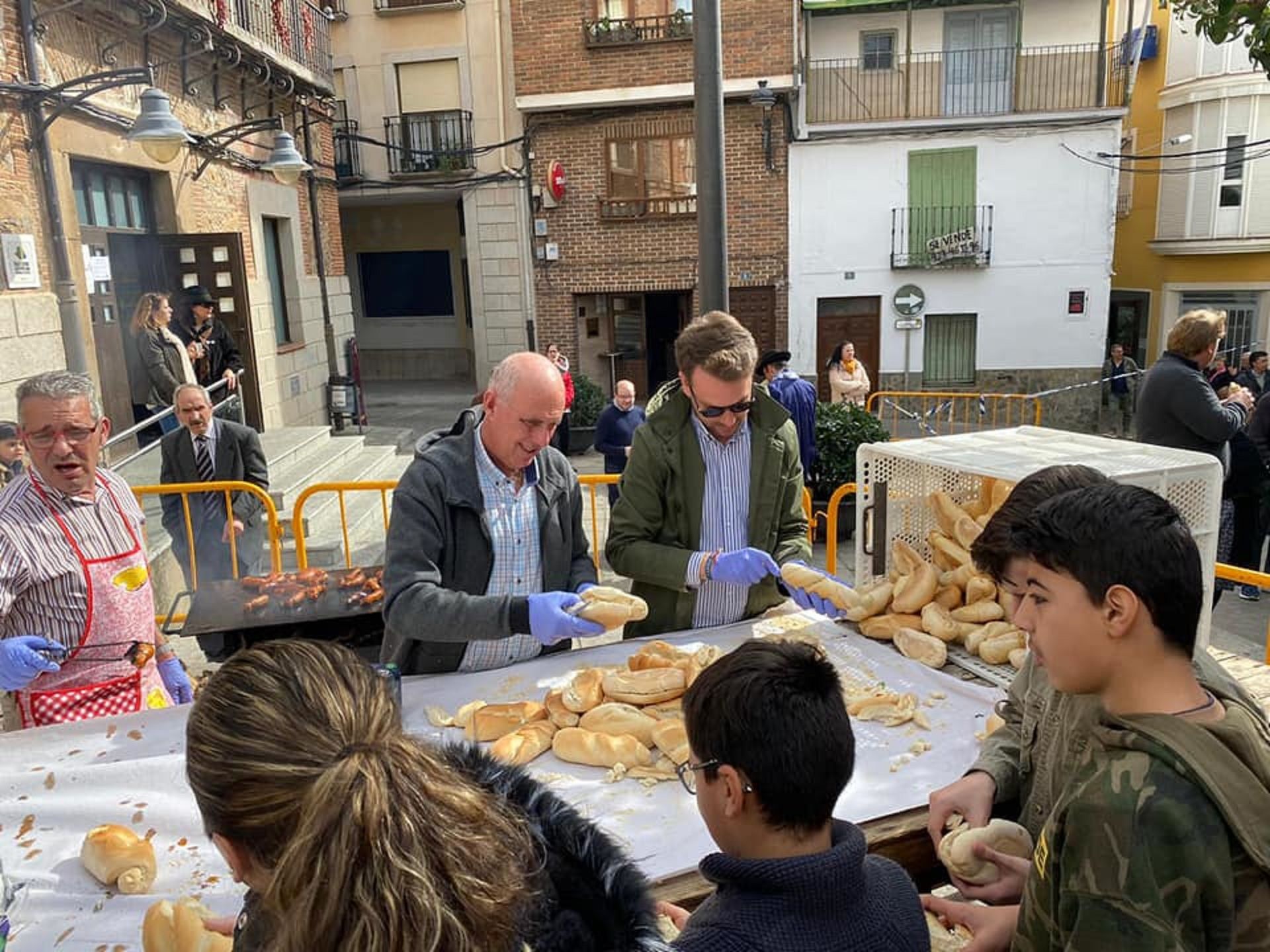 Reparto y degustación de los chorizos asados.