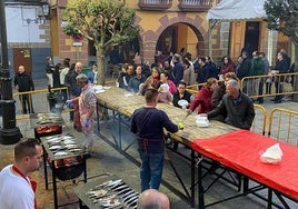 Asado de las sardinas para su degustación en la Plaza Mayor.