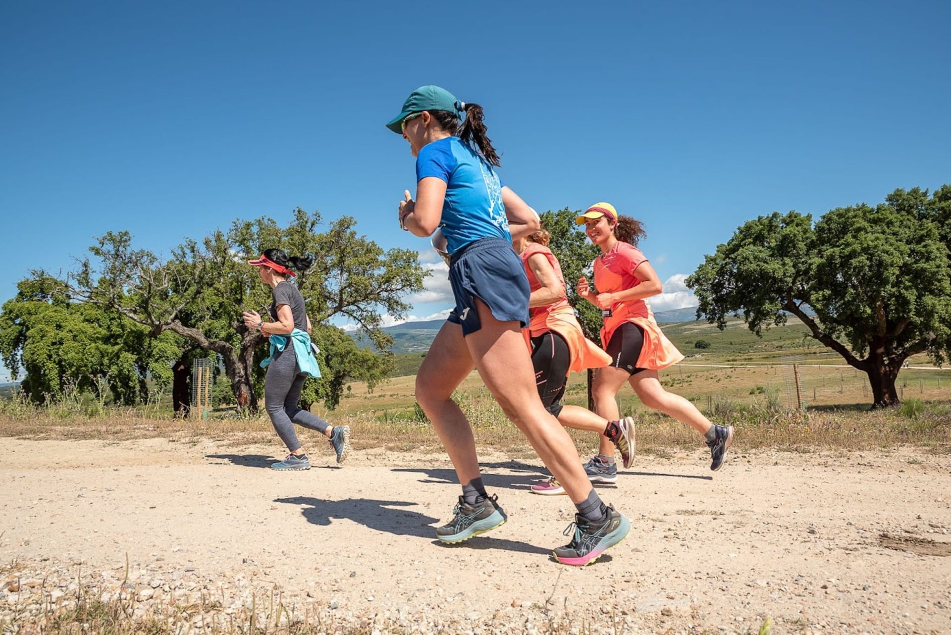 Llegada a la dehesa de varias atlestas participantes del cross del pasado año.