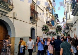 Una de las calles de los recorridos procesionales adornada.