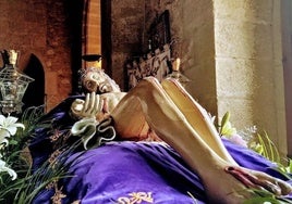 Cristo yacente, articulado, sobre la plataforma procesional.