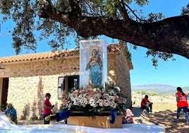 La Virgen junto a la pequeña ermita u oratorio de la dehesa boyal.