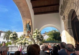 La Virgen entrando en su ermita.