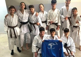 Varios de los alumnos de los que han obtenido el cinturón negro.