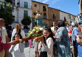 Procesión de 2024, con la imagen pequeña de la Virgen, llevada por los niños.