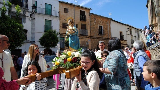 Los niños estrenan estandarte de la Virgen del Salobrar