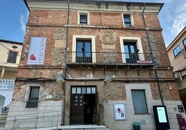 Museo del Pimentón con el panel identificativo y tablón de anuncios.