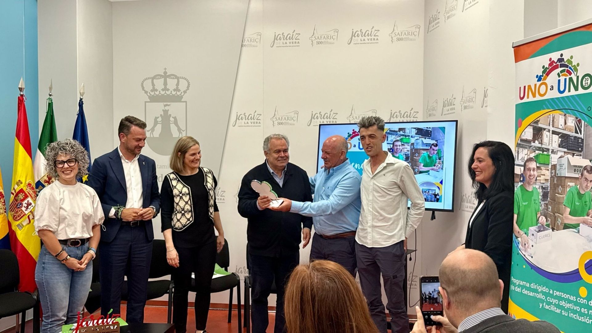 Entrega de la placa en agradecimiento a la empresa jaraiceña.