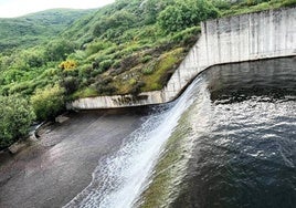 El aliviadero del embalse evacuando agua a destajo.