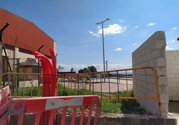 Soterradas las líneas eléctricas aéreas del polideportivo