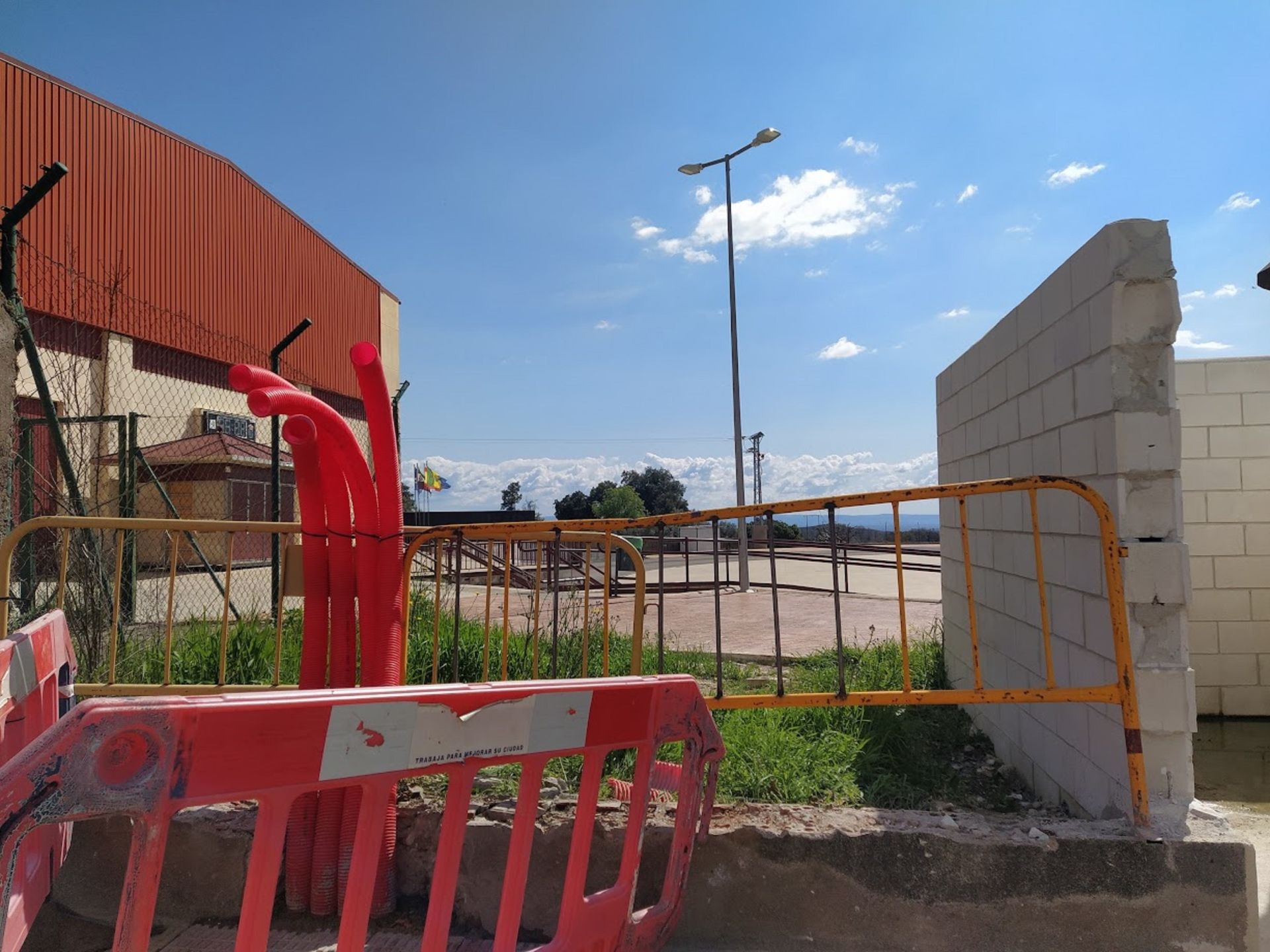 Soterradas las líneas eléctricas aéreas del polideportivo