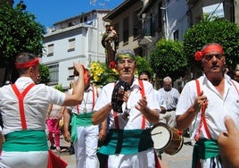 Los 'bailaores' delante del santo ejecutando sus danzas.