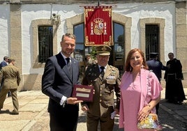 El alcalde con la placa del reconocimiento con el delegado de Denfensa y Montserrat López