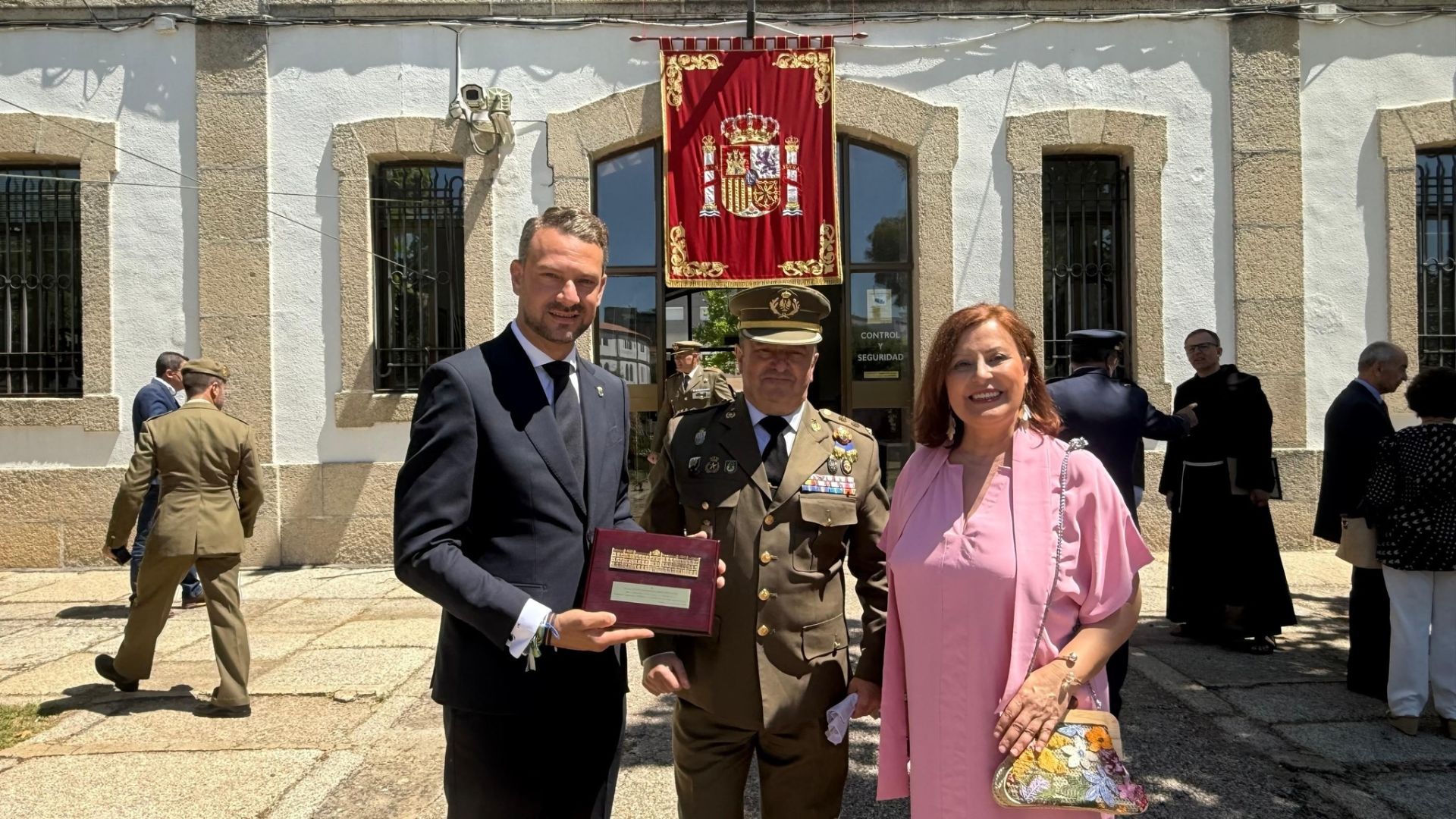 El Ayuntamiento distinguido por su implicación en la cultura de Seguridad y Defensa