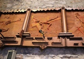 Varias estaciones del viacrucis de la iglesia de Santa María.