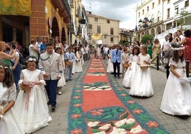 Los niños encabezando la procesión por la Plaza Mayor alfombrada.