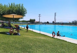 Césped y piscina municipal de dimensiones olímpicas.