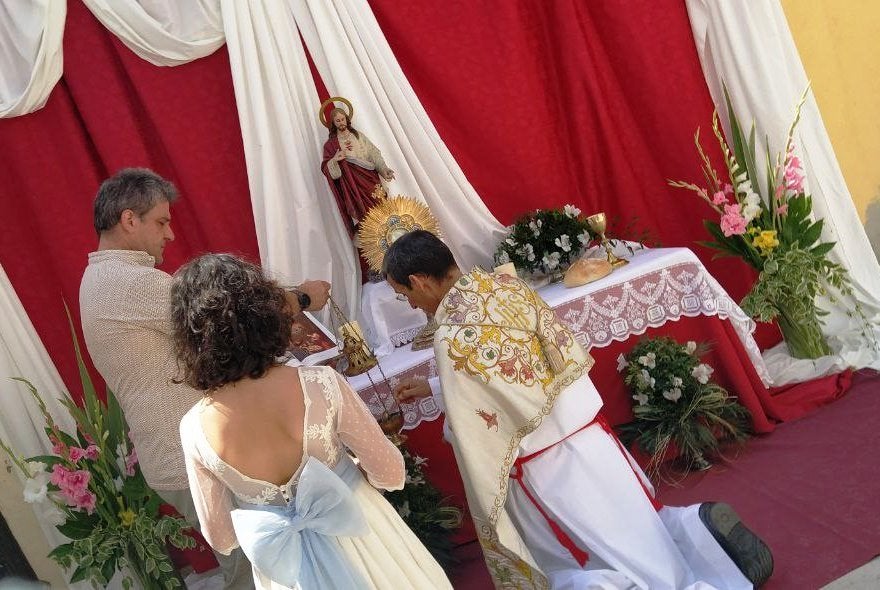 Exposición de la custodia en uno de los altares del recorrido procesional.