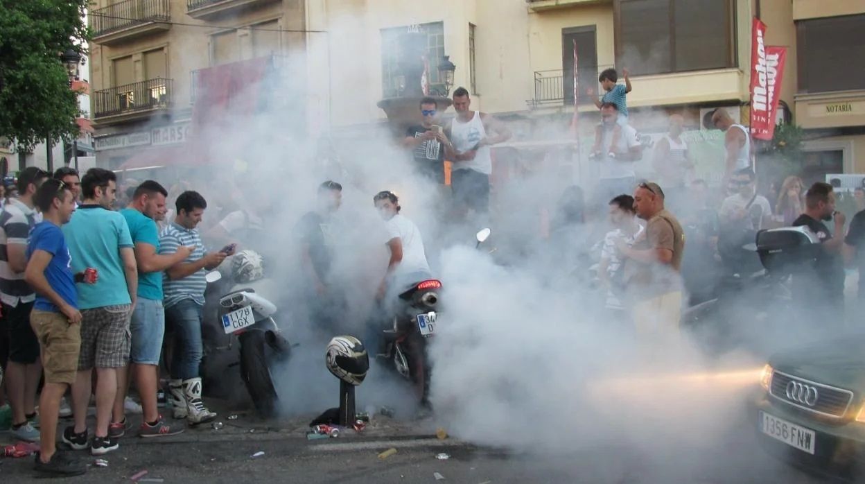 Moteros quemando ruedas en la plaza de Santa Ana.