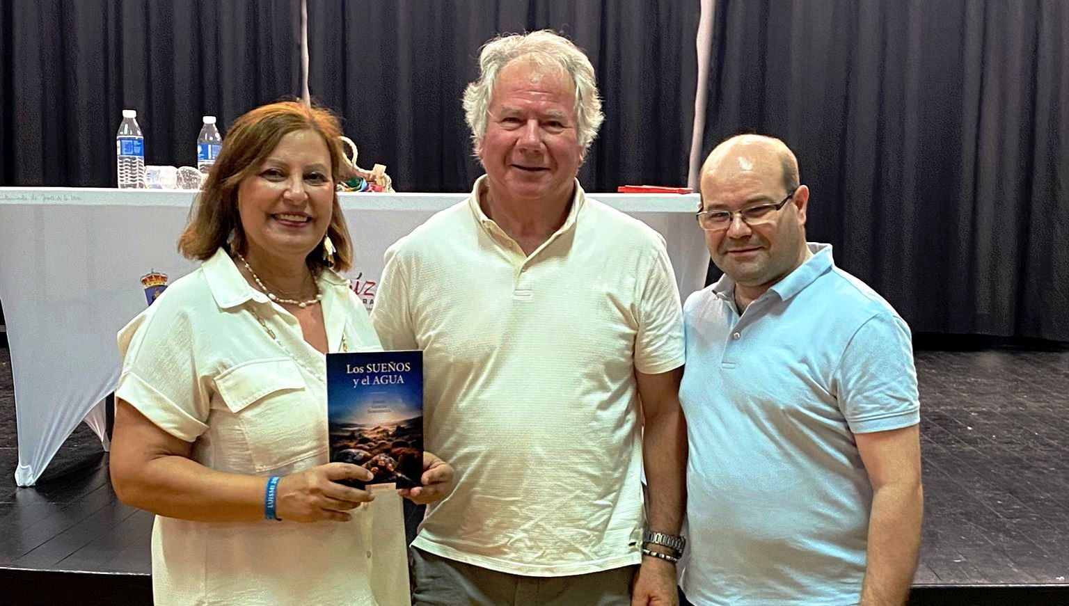 Montserrat López con el libro junto al autor, Ángel García, y Jorge Hernández.