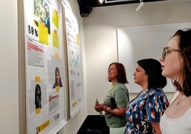 Las concejalas Sara García, Cintia Gómez y Montserrat López recorriendo la exposición.