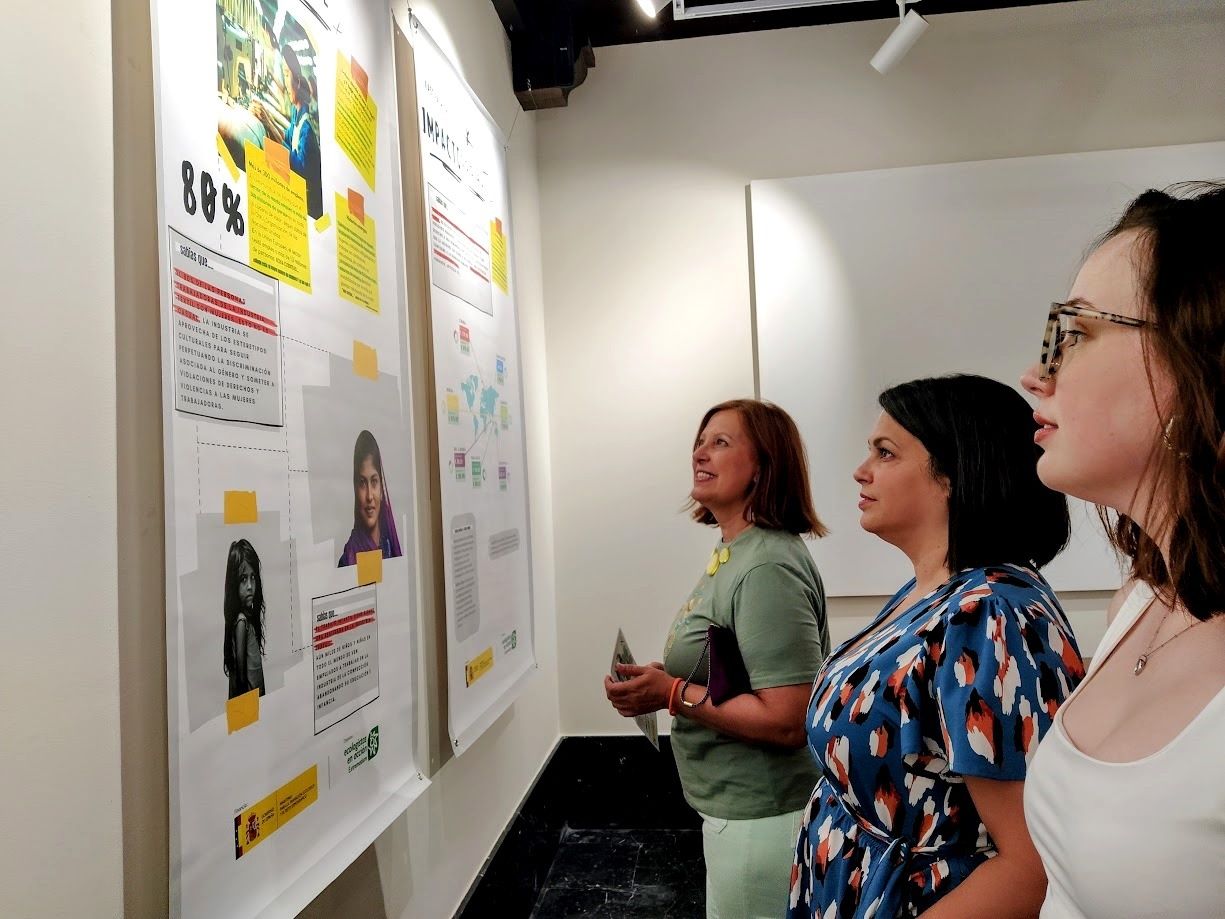 Las concejalas Sara García, Cintia Gómez y Montserrat López recorriendo la exposición.
