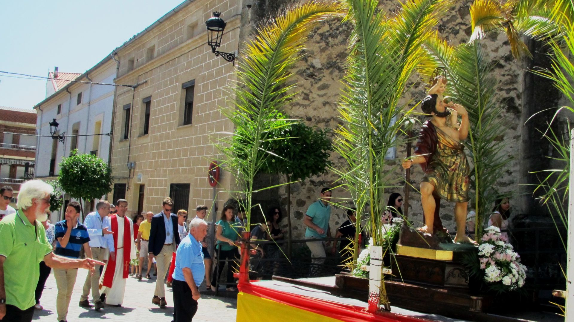 La procesión llegando a la iglesia de San Miguel.