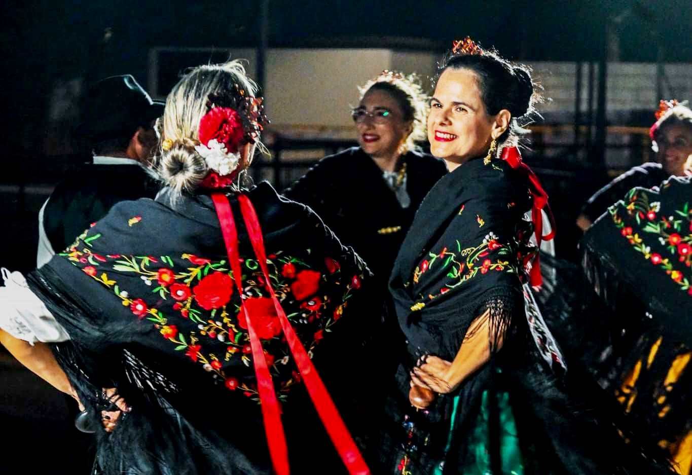 Los Coros y Danzas Los Jarentinos.
