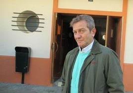 Paco Curruca en la puerta del teatro-cine Avenida de su pueblo.