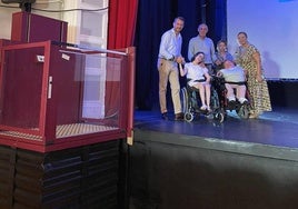 Los usuarios de Aspace, su directora y el alcalde, en el cine, estrenando el ascensor.