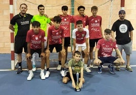 El Sporting Publijaime con el trofeo de campeón juvenil.
