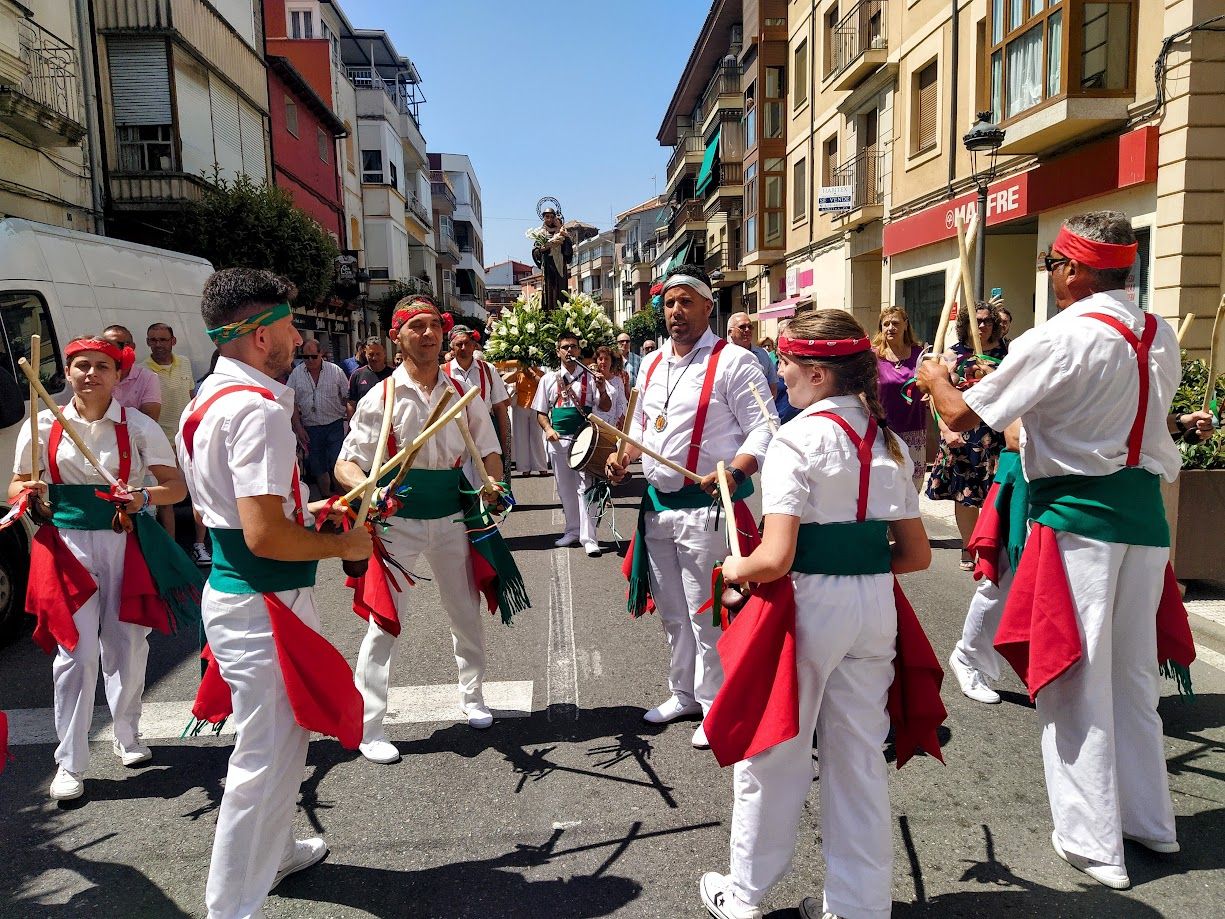 Los bailadores en las pasadas fiestas de San Antonio de Padua.