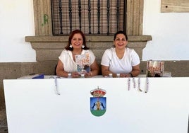 Montserrat López y Cintia Gómez dispensando las revistas.