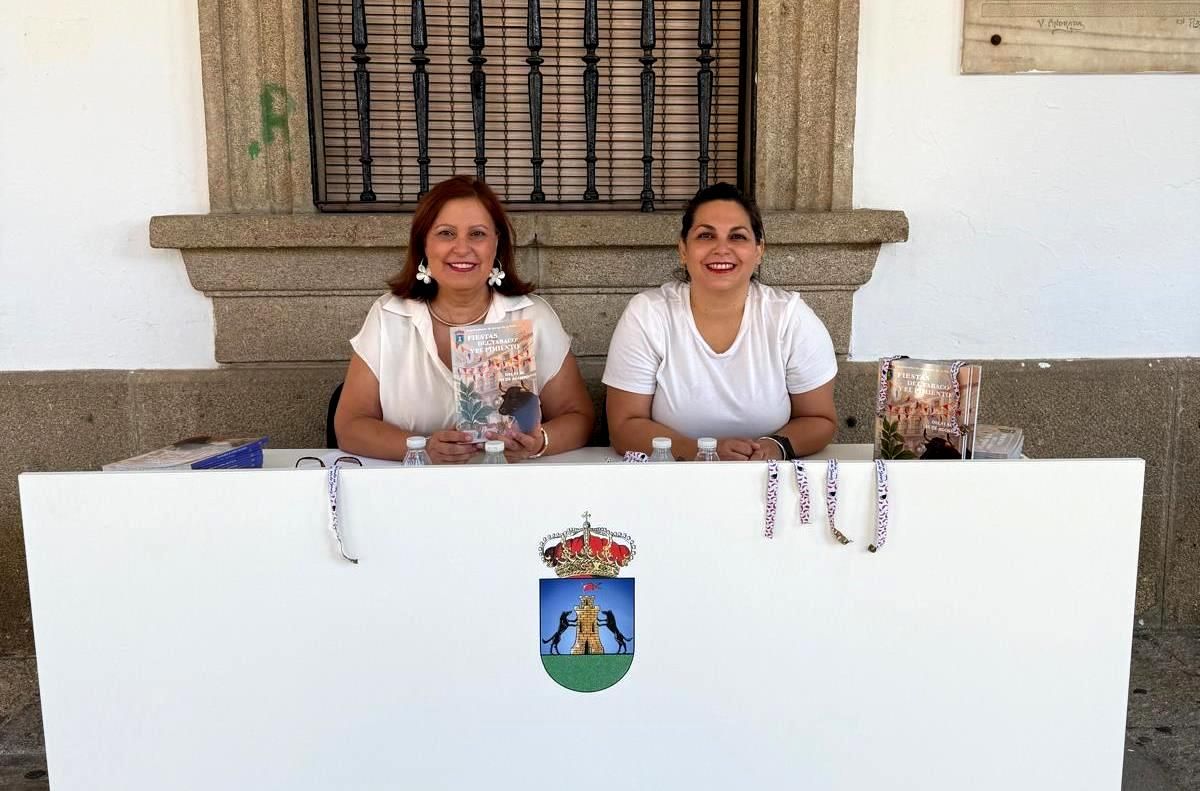 Montserrat López y Cintia Gómez dispensando las revistas.