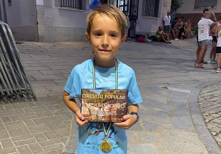 Pablo con la medalla y la placa acreditativa del campeón prebenjamín del circuito 2025.
