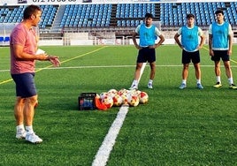 Dani Baños dirigiendo un entrenamiento estos días.