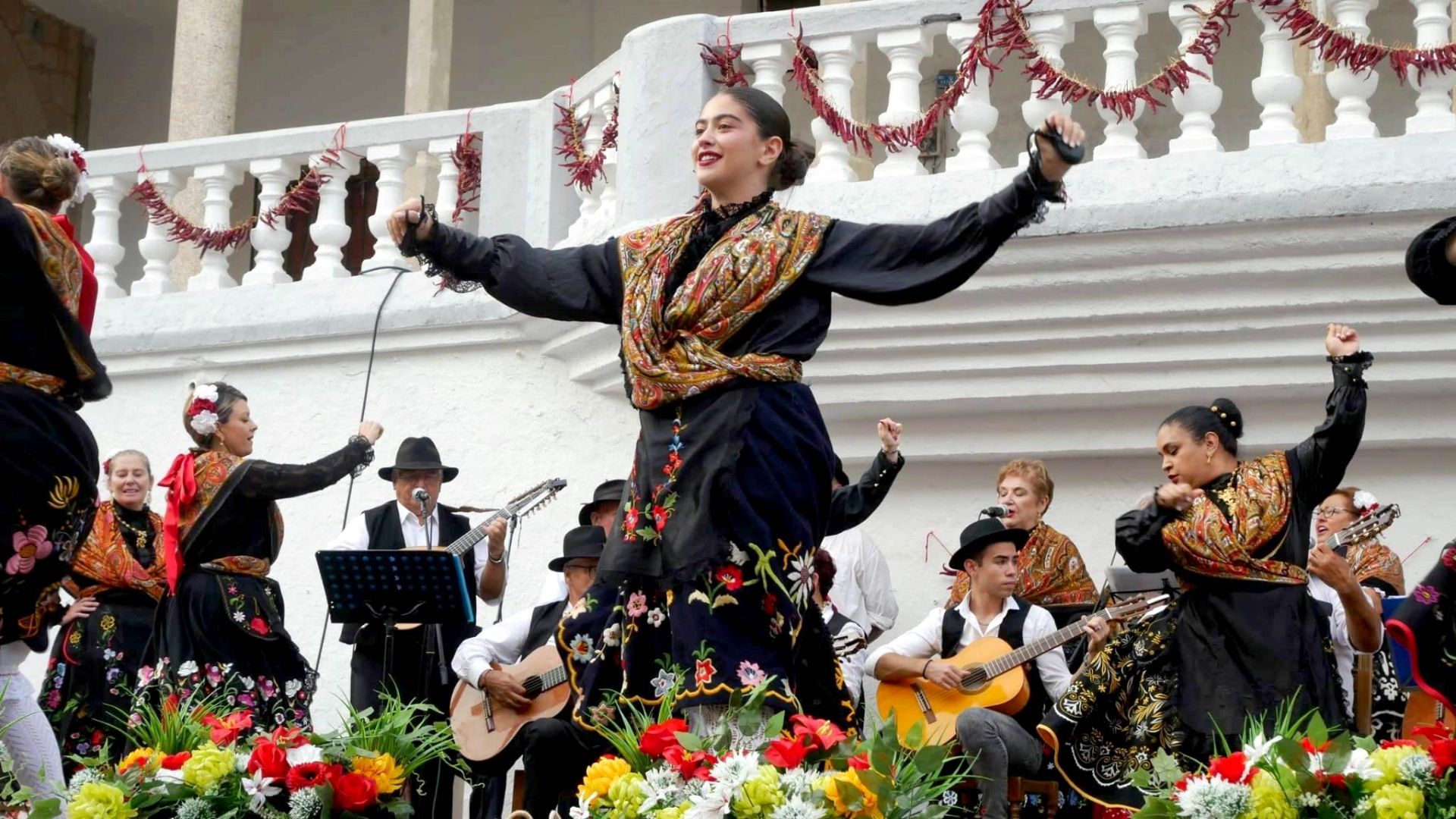 Velaile actuando en la Plaza Mayor jaraiceña.