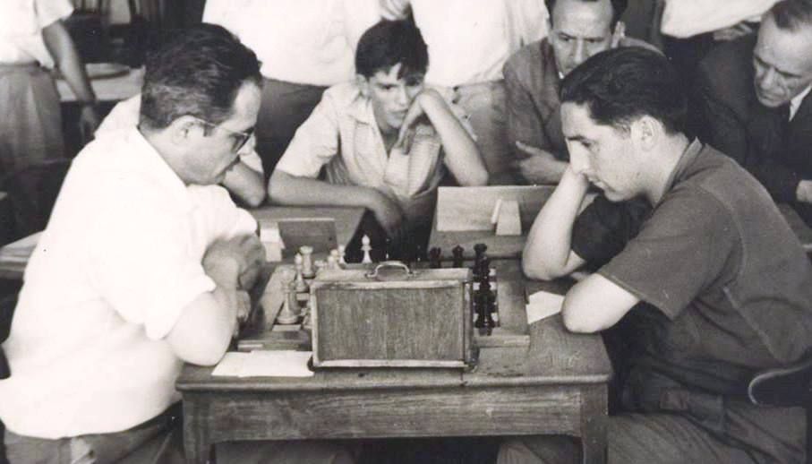 Julio Romero, a la derecha, jugando un torneo organizado por el Club de Ajedrez Jariza.